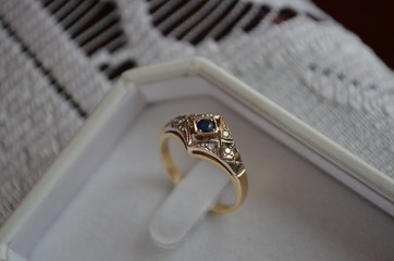 Pierścionek zaręczynowy (engagement ring)