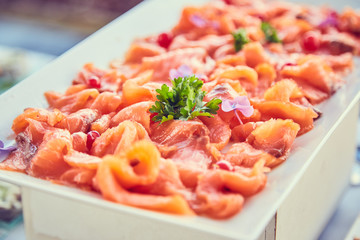 Carne cruda servita al buffet