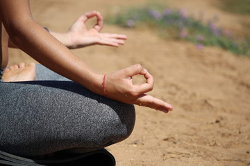 femme qui fait de yoga : zen attitude