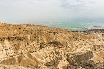 Fototapeta premium Дорога идет по пустыне Негев к берегу Мертвого моря