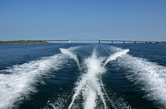 Stern Wave with Fehmarn Sound Bridge