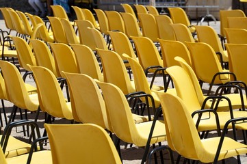 Fototapeta premium Yellow chairs parade