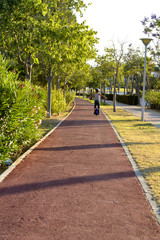 El niño con el casco esta paseando en el parque con la rueda Monowheel..  scooter electrico