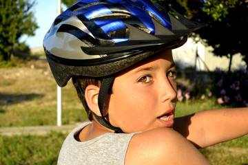 El niño con el casco esta paseando en el parque con la rueda Monowheel..  scooter electrico