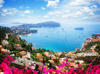 Landschaft der Riviera-Küste, türkisfarbenes Wasser, Blumen und blauer Himmel von Cote d& 39 Azur am Sommertag, Frankreich, Retro-Ton