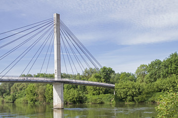 Hängebrücke für Fußgängerüber einen Donauarm bei Bad Abbach