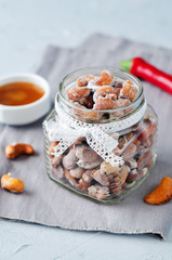 Honey red pepper roasted cashews