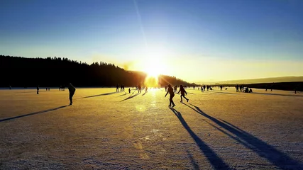 Fototapeten Sur le lac gelé © Milene
