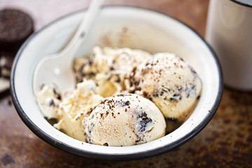 Cookie and cream ice cream in white bowl 