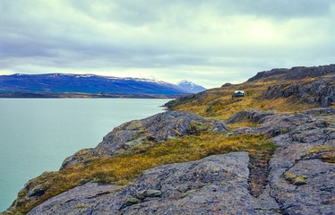 Kleine, einsame Hütte mit grünem Dach am Ufer des Lagarfjót, Ostisland/ Ostfjorde, Island/ Iceland, Europa 