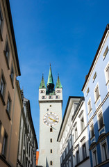 Stadtturm in Straubing bei blauen Himmel