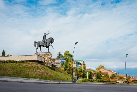 Пармятник Иракли II на красивой улице