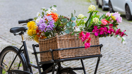 Fototapeta na wymiar Bunte Blumen werden mit einem Fahrrad geliefert