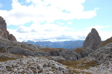 Fototapeta na wymiar Dolomiti, sulle montagne rocciose italiane