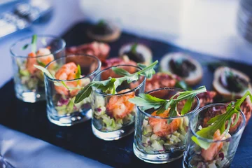  Gedecoreerde catering-bankettafel met verschillende hapjes-assortimenten op een feest © tsuguliev