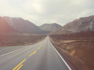 Lange Straße führt durch die Berge in Norwegen