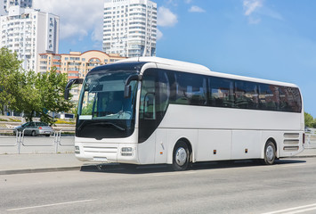 white tourist bus - 162858614