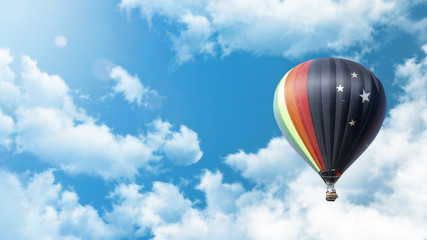 Heißluftballon fliegt vor blauem bewölkten Himmel bei Sonnenuntergang