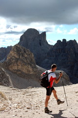 Uomo che sta passeggiando con le bacchette-Dolomiti,Italia
