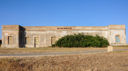 Fototapeta na wymiar Casa cuartel abandonada, en ruinas, Chiclana de la Frontera, Cádiz (España)