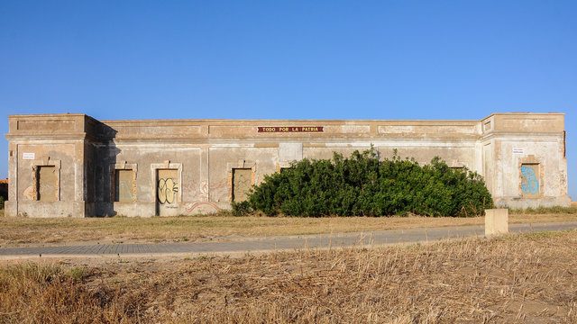 Casa cuartel abandonada, en ruinas, Chiclana de la Frontera, C&aacute;diz (Espa&ntilde;a)