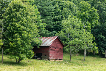 Obraz premium Old Barn In Blue Ridge Mountains