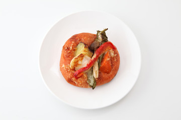 お皿にのせた野菜の総菜ピザパン　白背景
