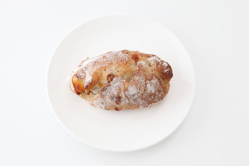 お皿にのせたフランスのパン チーズ入り バゲット 白背景
