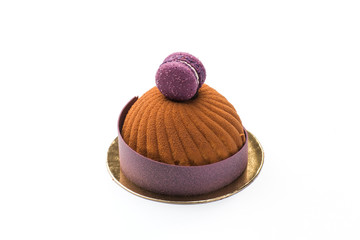 A swirly cake with sprinkled chocolate and macaroons with caramel