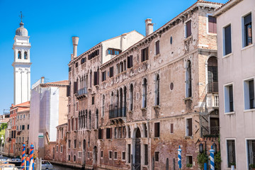 Fototapeta na wymiar Venedig - schiefer Turm und Fassaden an Kanal