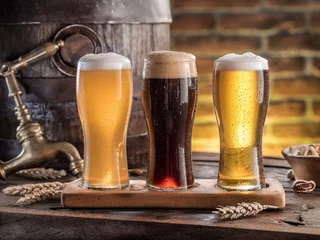 Deurstickers Glazen bier en ale vat op de houten tafel. Ambachtelijke brouwerij. © volff