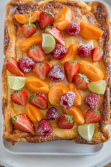 Käsekuchen mit sommerlichen Früchten