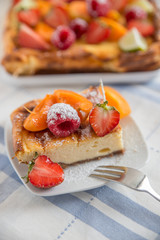 Käsekuchen mit sommerlichen Früchten