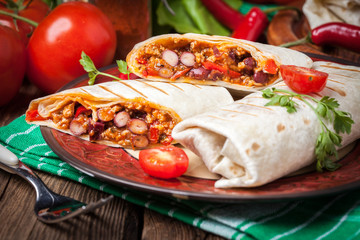 Burritos filled wiht minced meat, bean and vegetables.