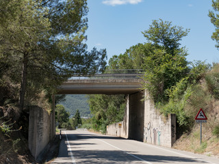 Carretera y puente vacíos