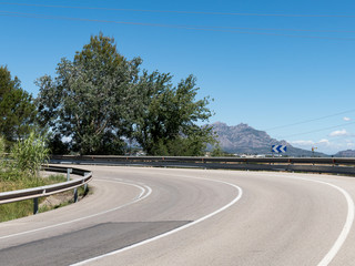 Curva en carretera vacía