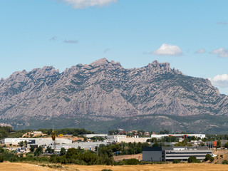 Poblado en la ladera de la montaña