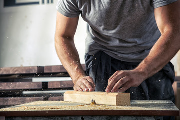 man  steals a wooden with a milling machine