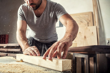 man  steals a wooden with a milling machine