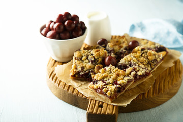 Cherry pie with streusel
