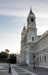 Fototapeta na wymiar Vista lateral de la catedral de la almudena