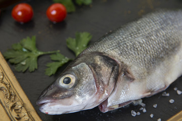 Lubina fresca preparada para cocinar.