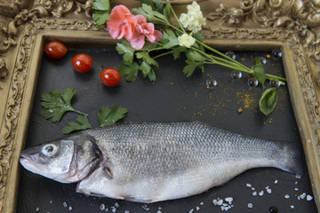Lubina fresca preparada para cocinar.