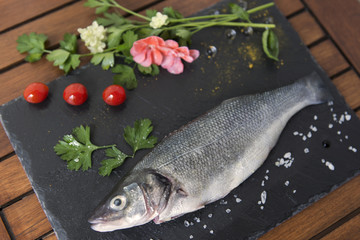 Lubina fresca preparada para cocinar.