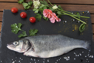 Lubina fresca preparada para cocinar.