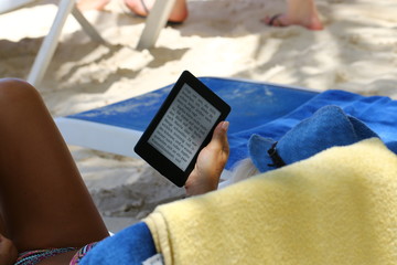 frau beim lesen am strand