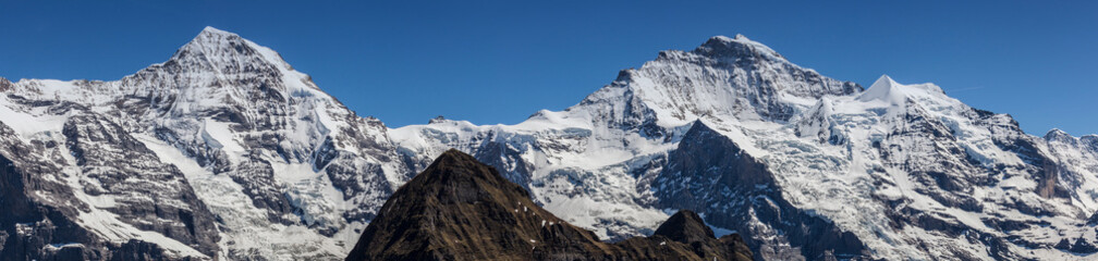 les sommets de Jungfrau et Mönch