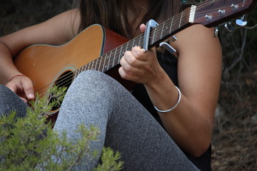 jouer de la guitare gros plan