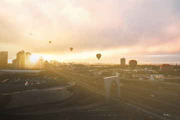 Heißluftballons im Sonnenuntergang in Australien