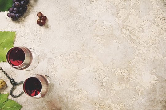 Fototapeta Wine and grapes over grey vintage background